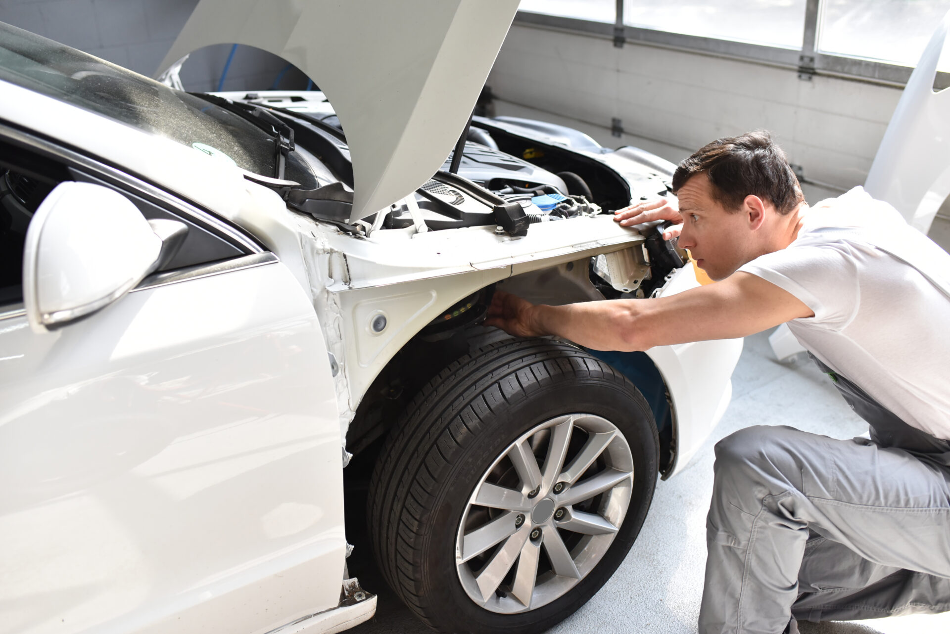 Reparatur einens Unfallwagens durch Mechaniker in der Werkstatt AdobeStock 120466156